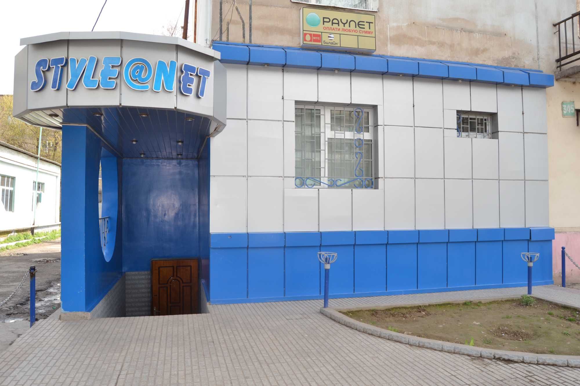 Квартира на двух уровнях в котором расположено интернет-кафе.