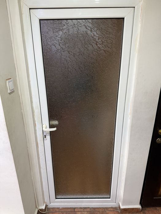 Usa din aluminiu cu sticla