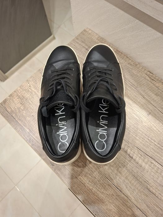 Продавам кецове  Calvin Klein