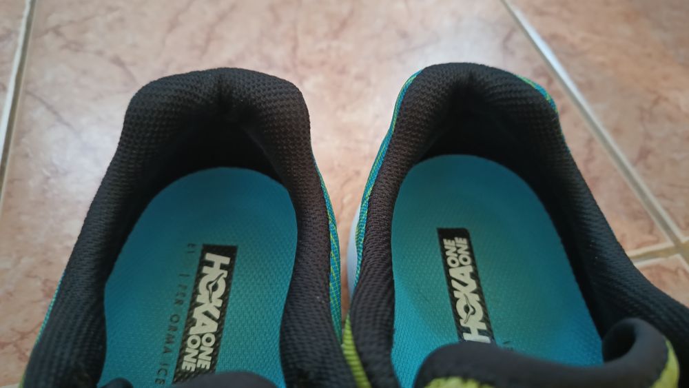 Adidași HOKA one one pentru alergare