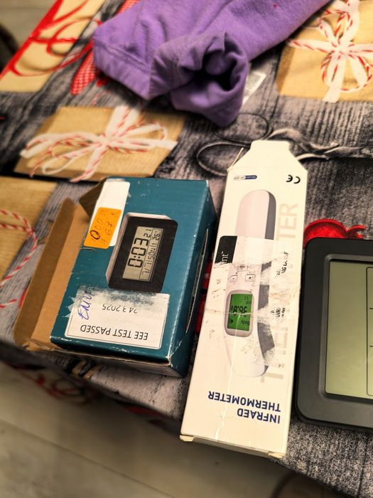 Лот от дигитален термометър и електронен часовник