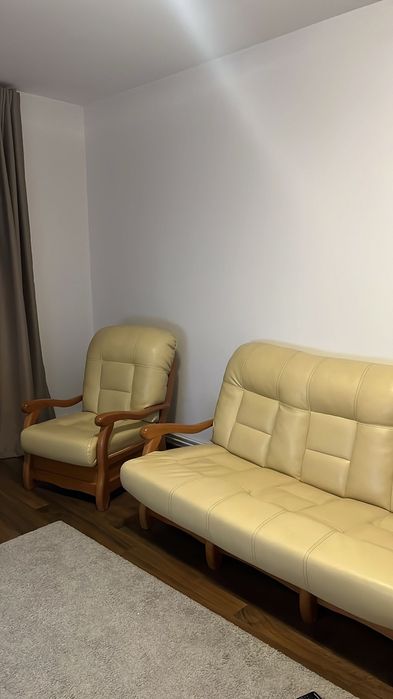 Vand canapea cu fotolii din piele naturala.