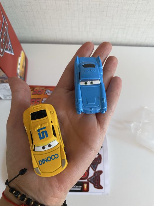 Автовоз с два катапулта, дълга писта и две коли, Cars, Колите, Макуин