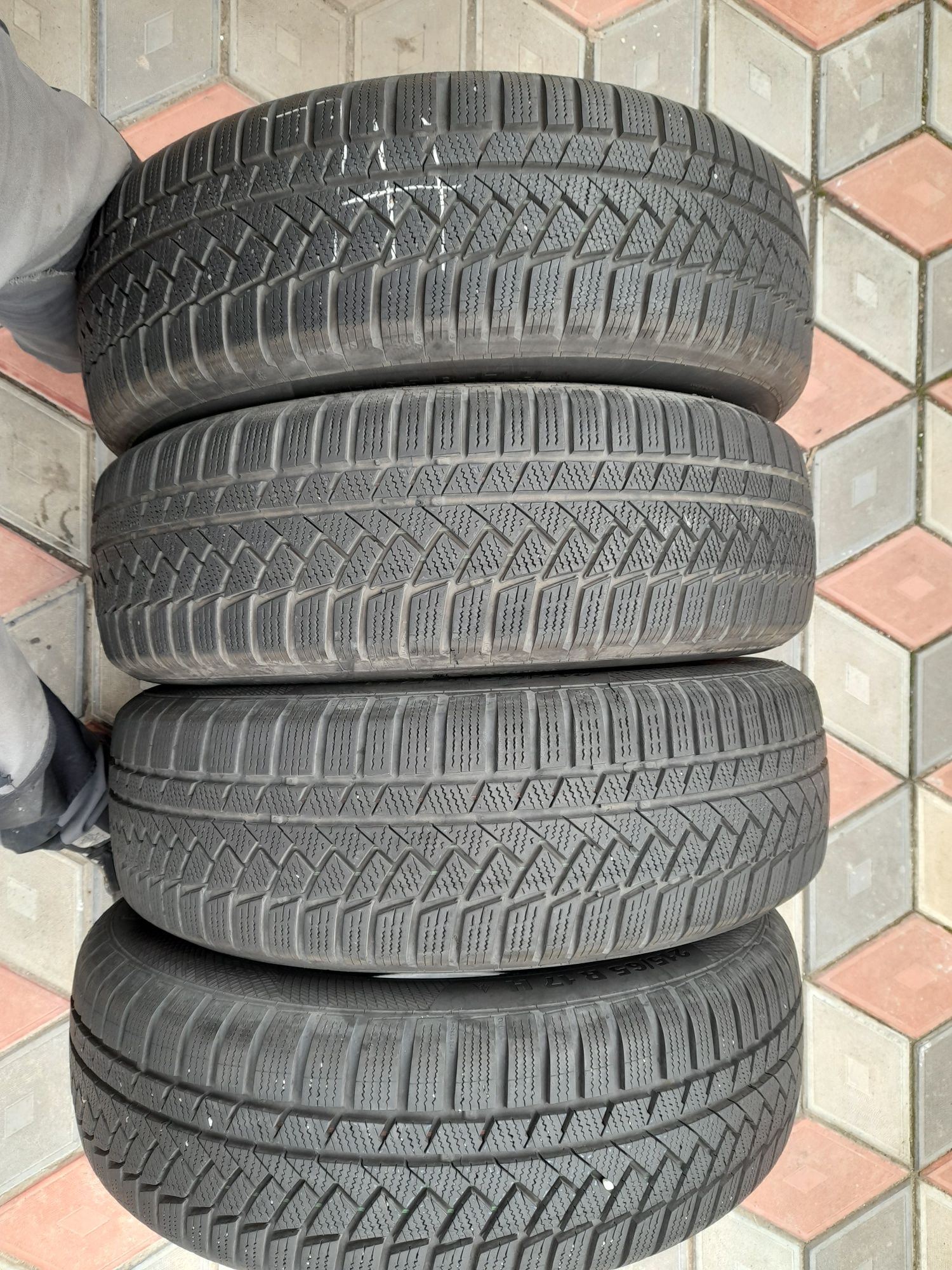 Vand 4 anvelope de iarna 215 65 r17 CONTINENTAL aproape noi