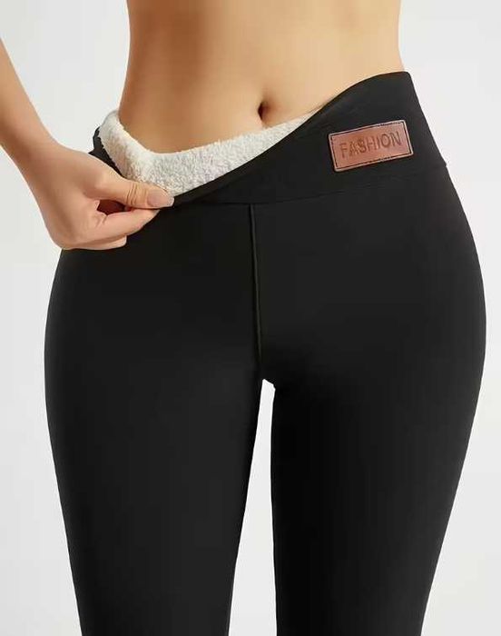 Клин за жени в черен цвят, подходящ за зимния период