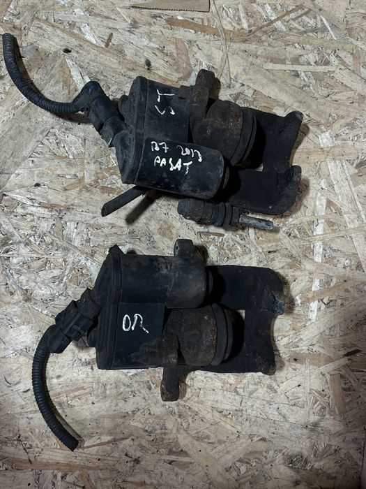Etrier/Etrieri  stânga-dreapta Vw Passat B6 cu conducta sau furtun