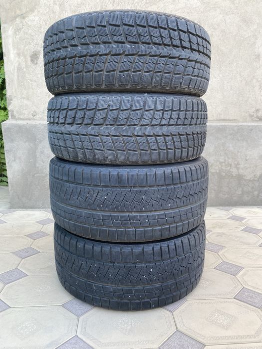 Шины R20 разноширокие почти новые задние 275/40/20 передние 245/40/20