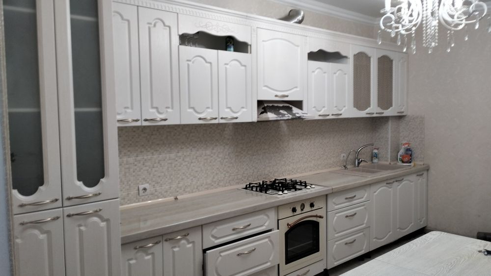 Продаётся кухонный гарнитур б/у. Изготовлен из дорогого материала. Сос