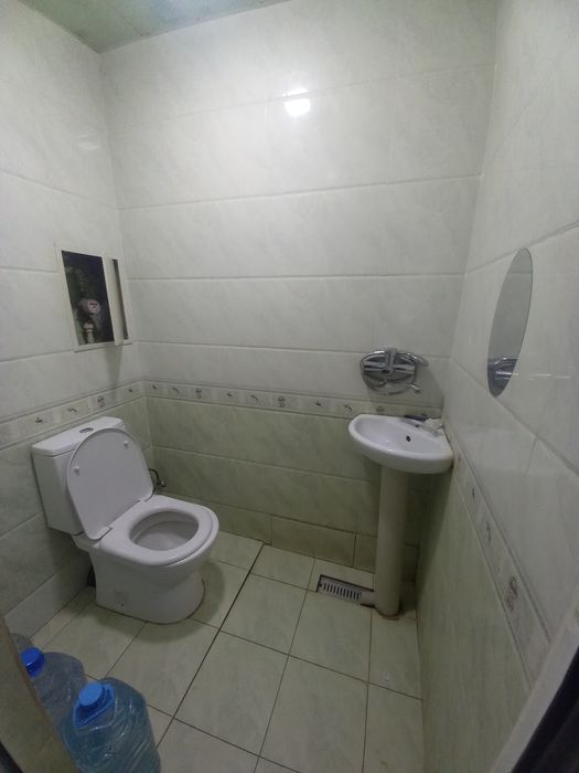 Сдаётся 1 ком кв в чирчике 2 этаж около гурпарка рядом 3 школы