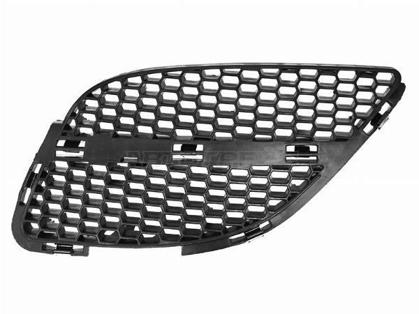 Решетка радиатора  Nissan Almera