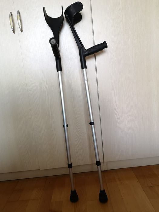 Carje ortopedice cu sprijin pe antebrat, reglabile 135 kg carja