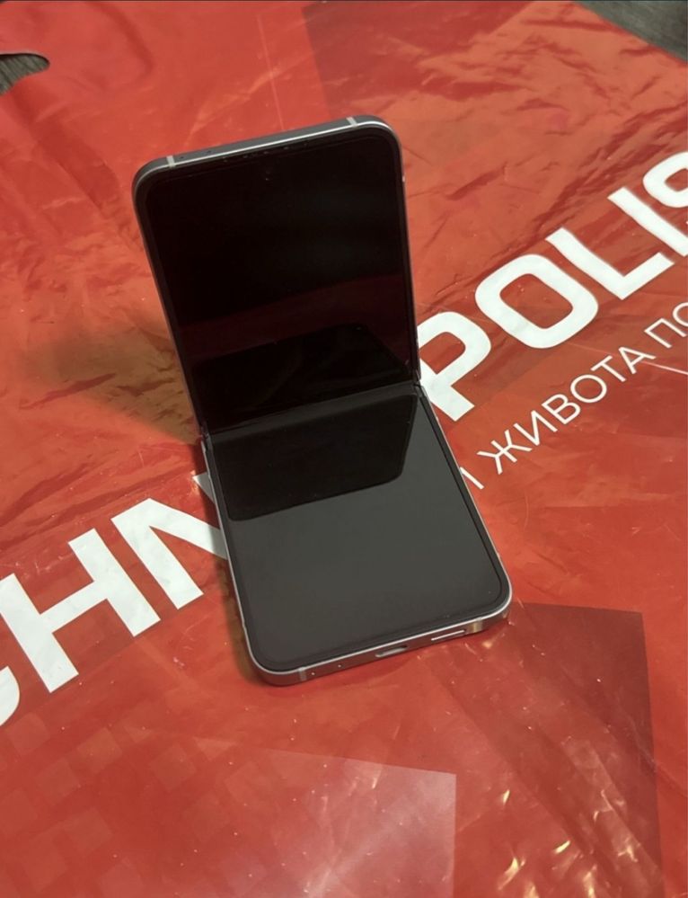 КАТО НОВ 256GB Samsung Z Flip 6 Гаранция Технополис 2026 г. Silver