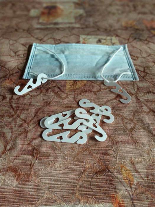 Закачалки за предпазни маски