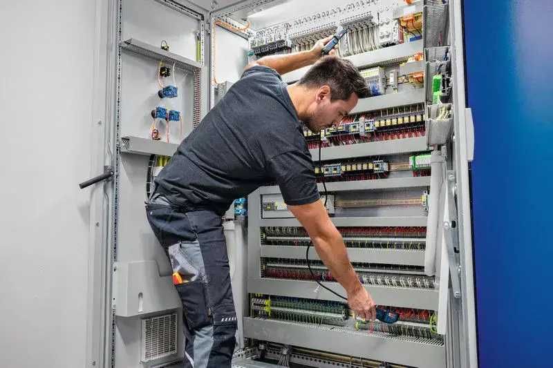 Тестер за напрежение Professional GVT 1000-15 Bosch