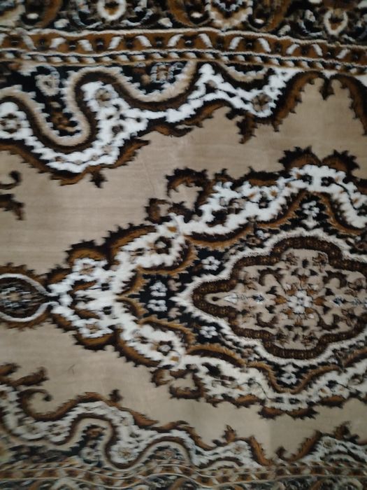 Продаю ковры 4  штуки размер разный