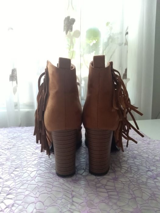 Ghete elegante cu toc înalt