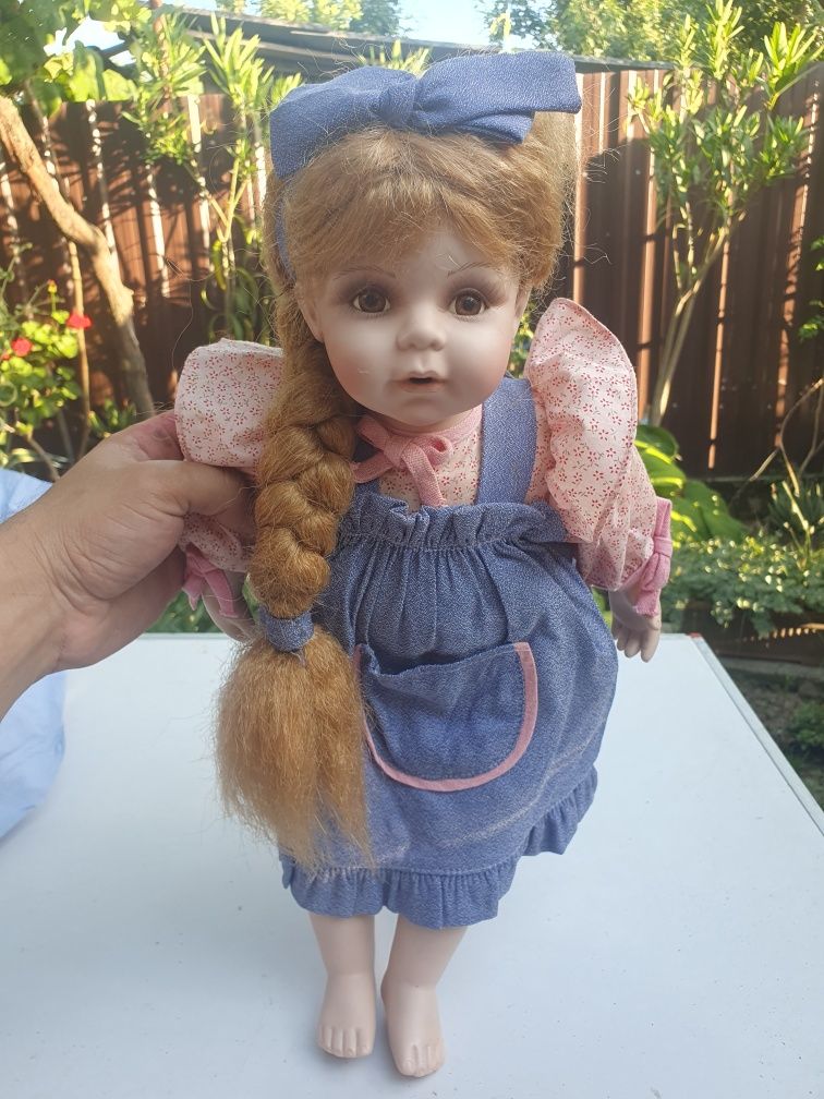 Păpușă de porțelan vintage 45 cm, îmbrăcată rustic, păr roșcat