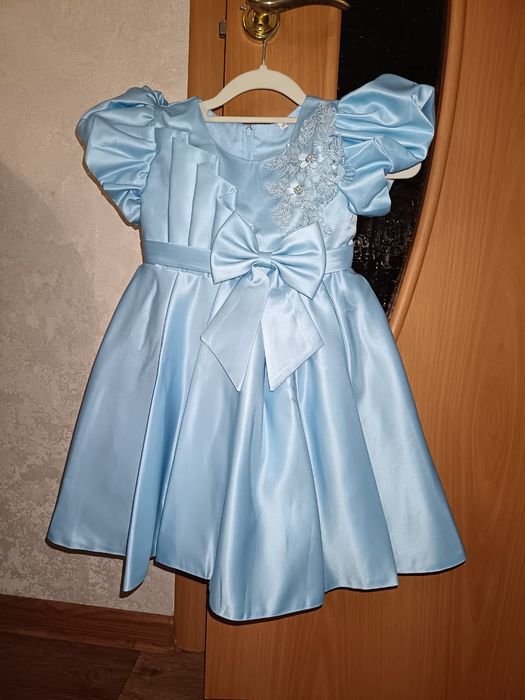 Продам новое праздничное платье на девочку 4-5лет