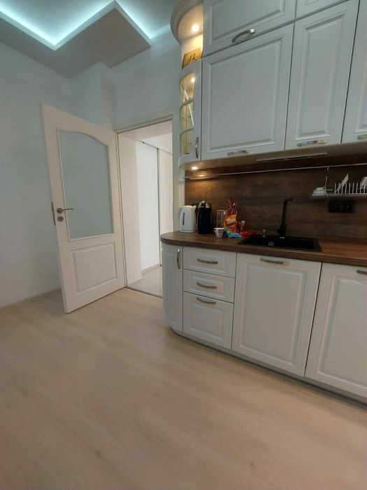 Дава се под наем Тристаен апартамент в София, Център - 68 кв.м за 796.62 € - Снимка #3