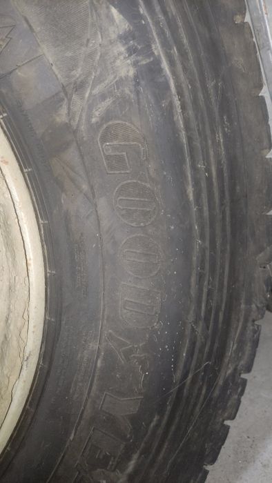 Vînd cauciucuri camion