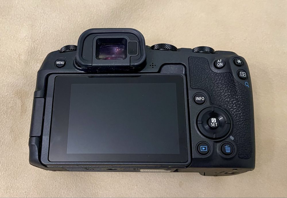 Aparat foto Canon RP