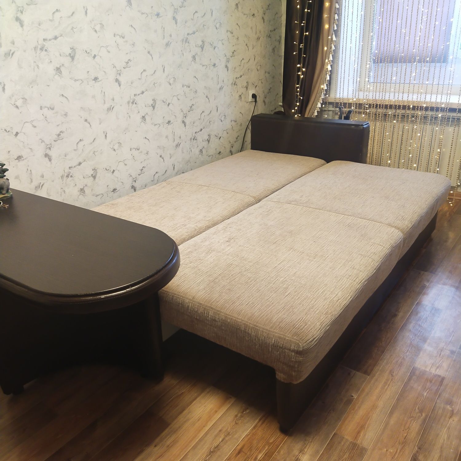 Срочно продадим диван угловой с пуфиками и столом и атаманкой
