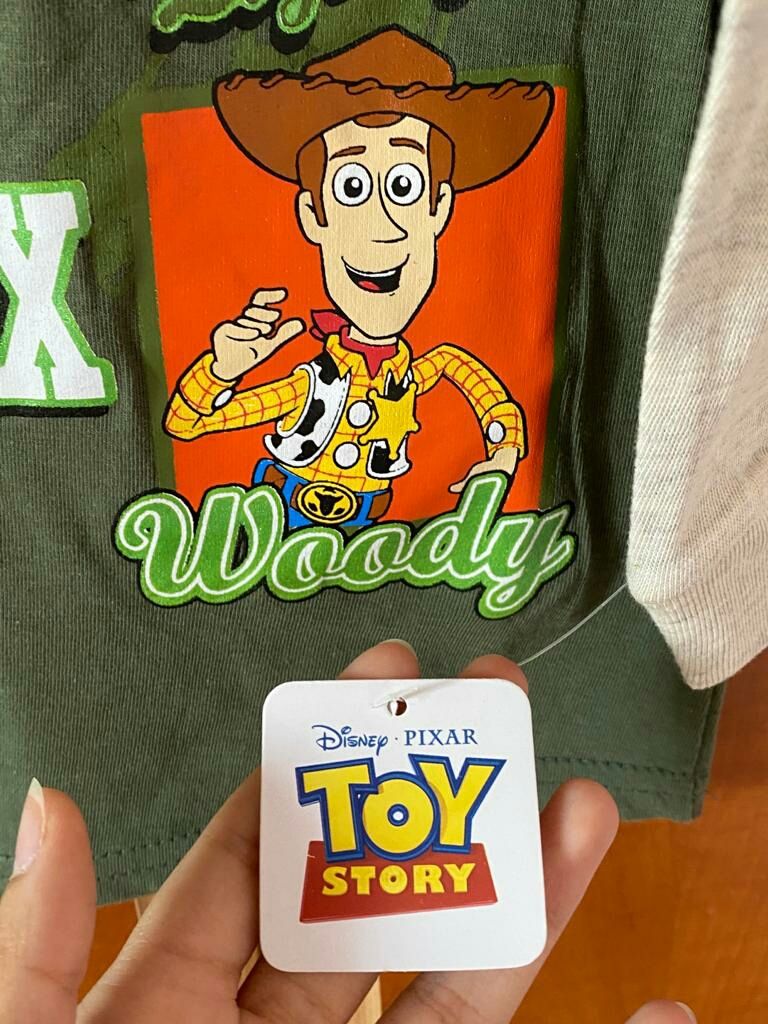 Vând bluză toy story , mânecă lungă pt băieți