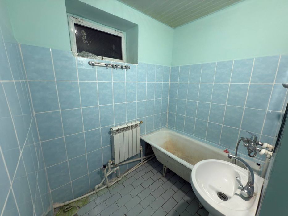 Шахар марказида жойлашган  3 хонали гиштли квартира сотилади.