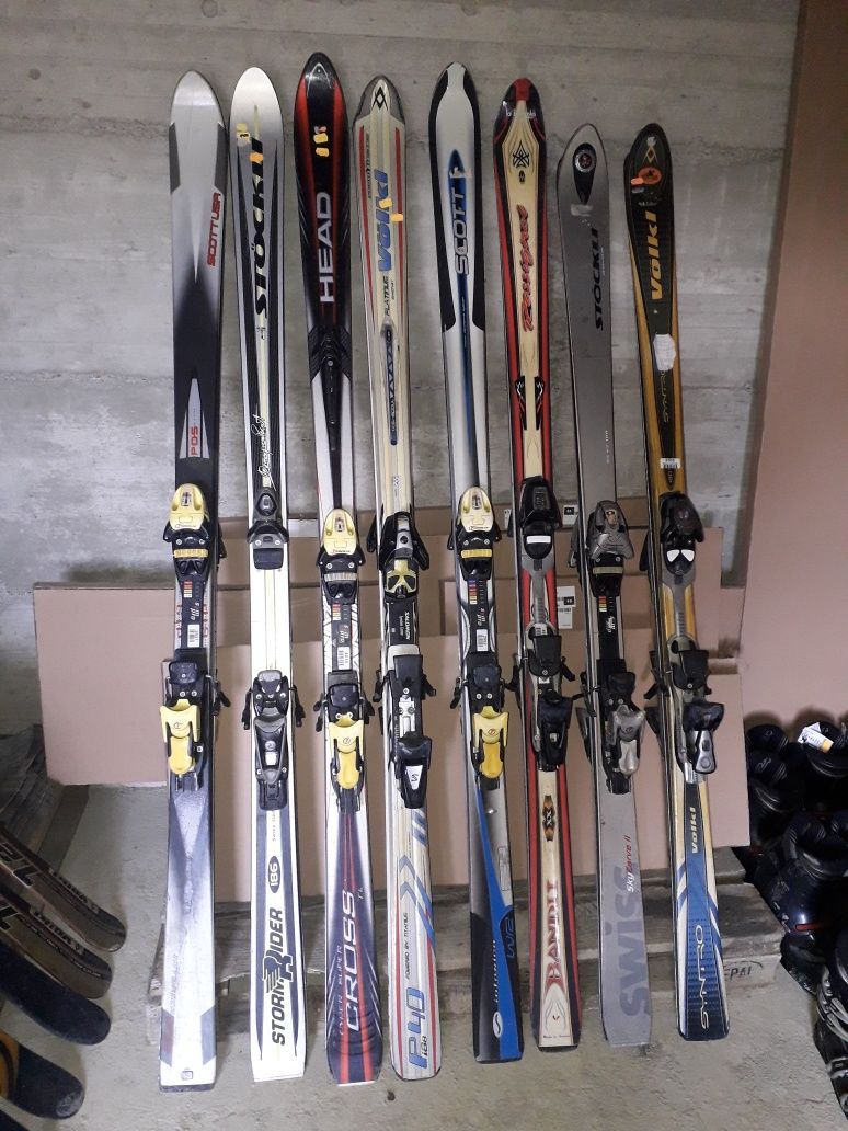 Vând schiuri, clapari si boots pt snowboard