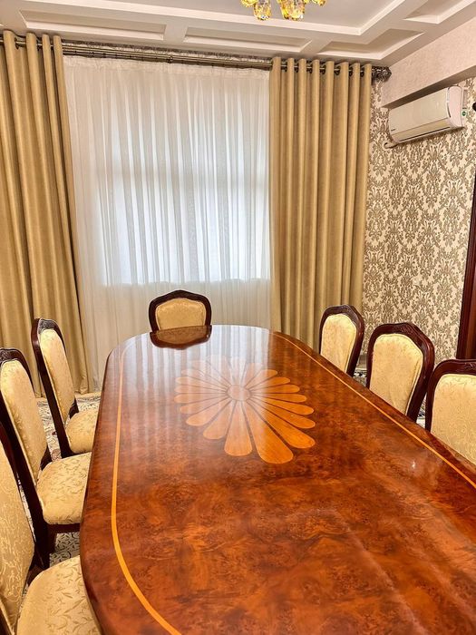 Стол ва ёнгокдан ясалган стуллар