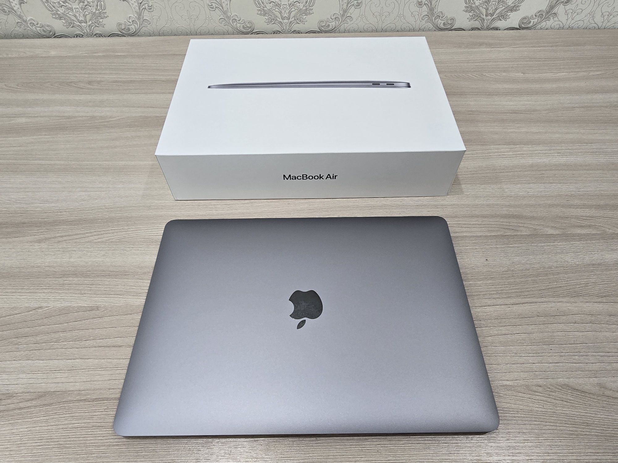 Apple MacBook, M1, Ram 8Gb, SSD 256Gb, Display Retina 2K