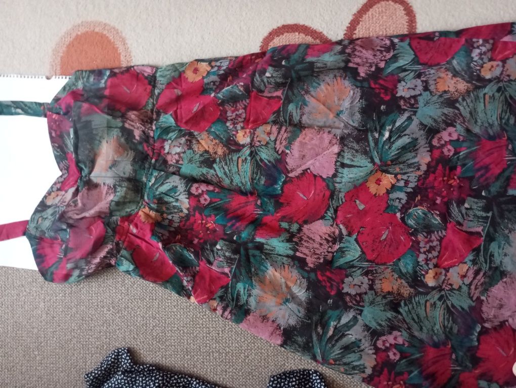 Rochie de vară, vaporoasă și foarte veselă prin coloritul viu.