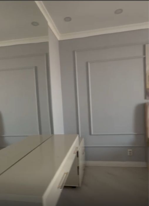 Продам дамский столик и 2 тумбочки за символическую сумму