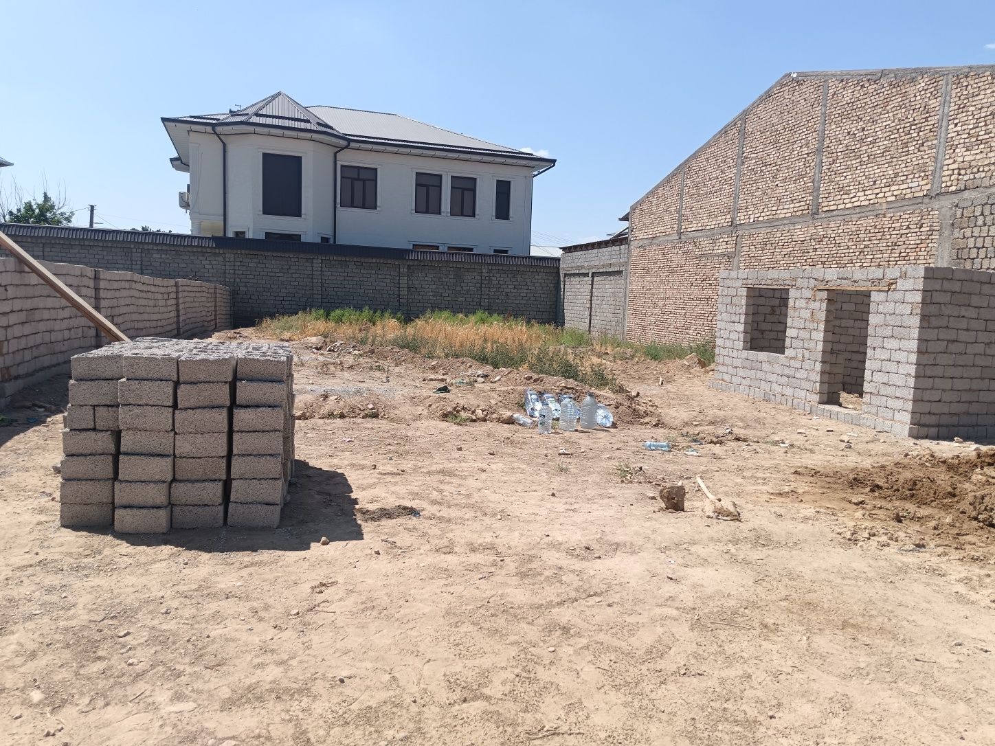 Yer sotiladi 6 sotix Uch qahramondan 4 km kirganda