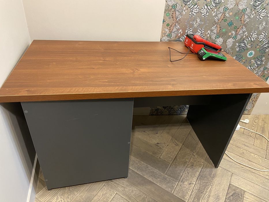 Рабочий деревянный стол