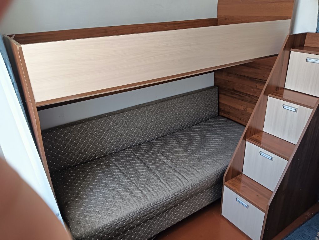 Продам детскую двухъярусная кровать с матрасом