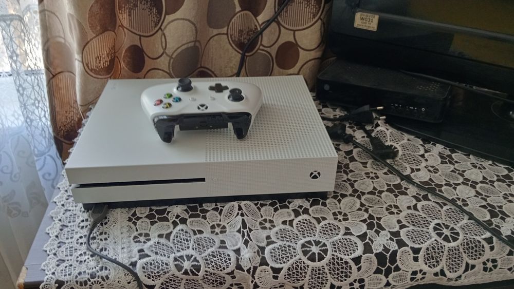 Vînd Xbox one s de 1tb sau schimb cu telefon iPhone sau trotineta elec