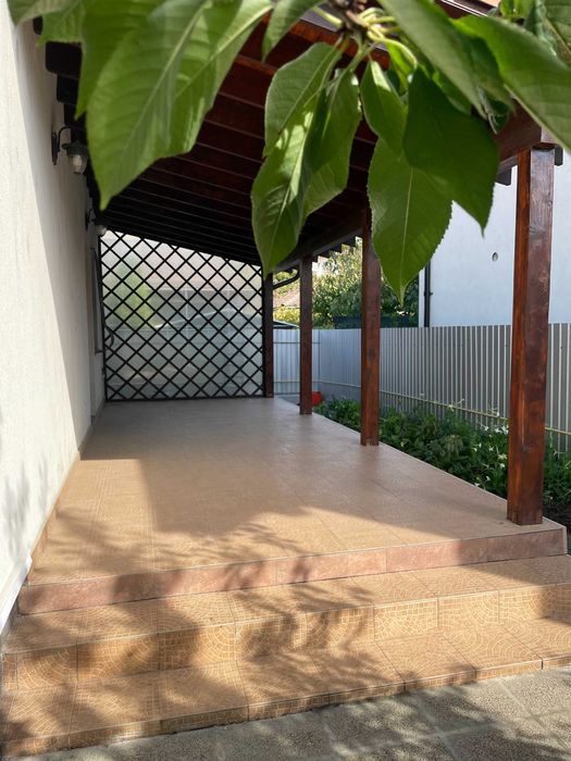 Casă cu grădină, în oraș, zonă A (zona piața Victoriei)