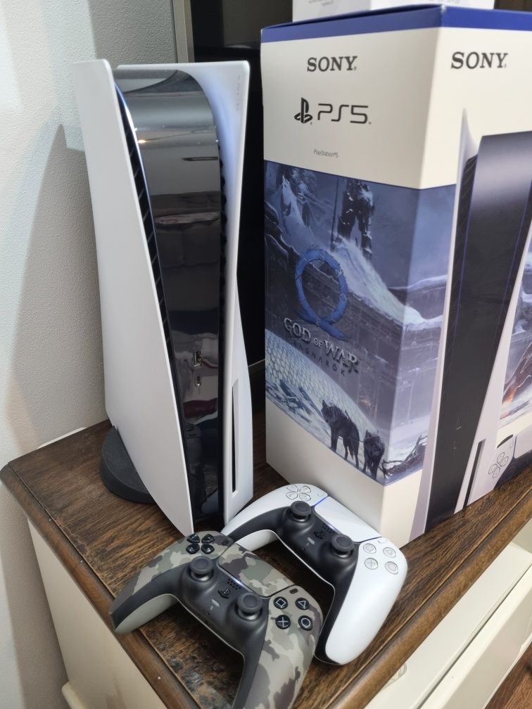 Consola Playstation 5 (PS5) joc God of War Ragnarok 2 controlere