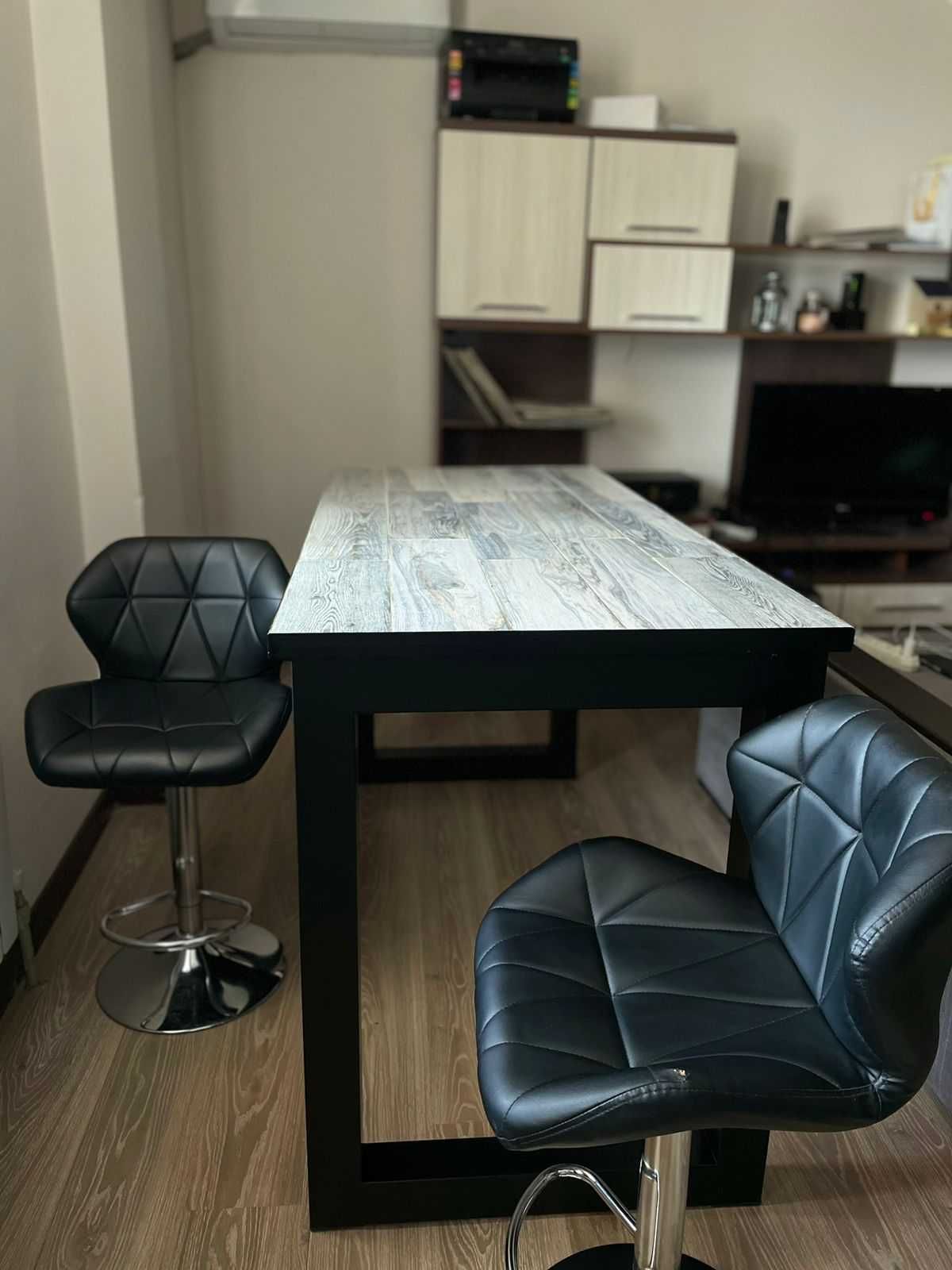Высокий стол для столовой в доме или для заведений общего питания
