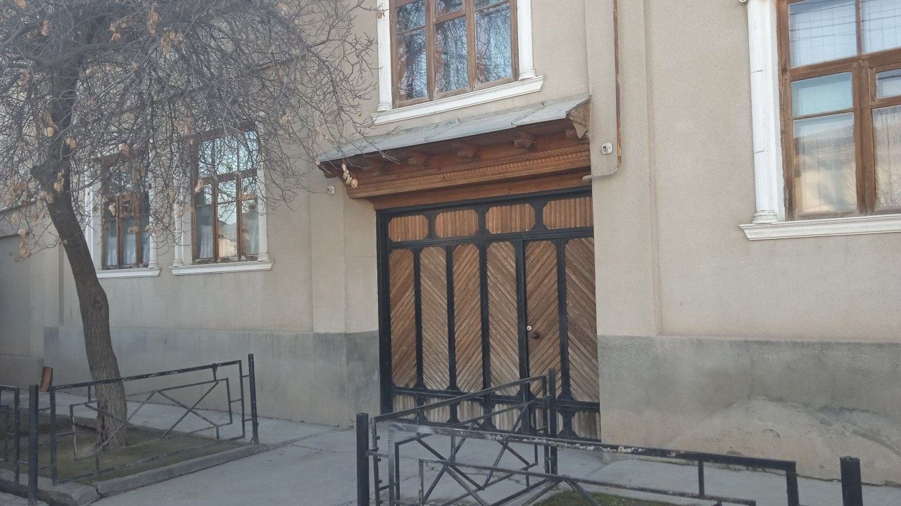 Назарбек Катта иттифокда уй сотилади  нархи: 175 000 келишилади