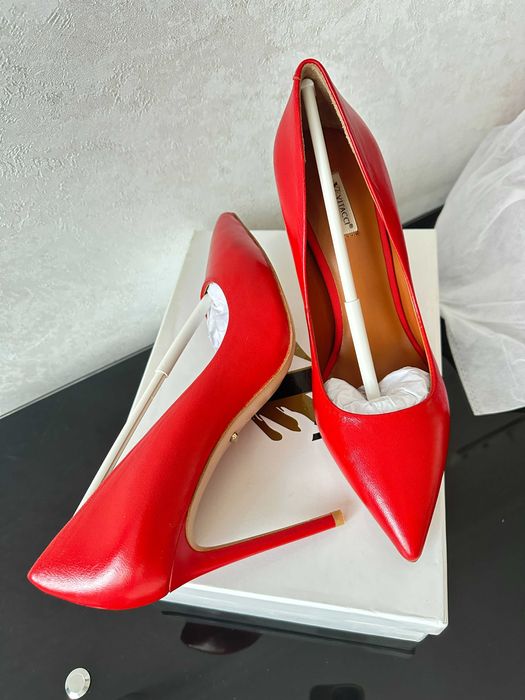 Женские вечерние туфли, брэнд Vitacci,натуральная кожа, цвет красный.