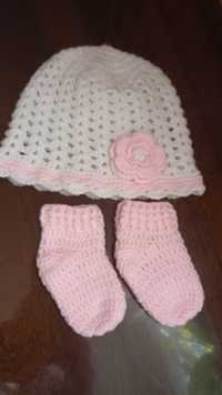 Шапка и чорапки изплетени на една кука за момиченце