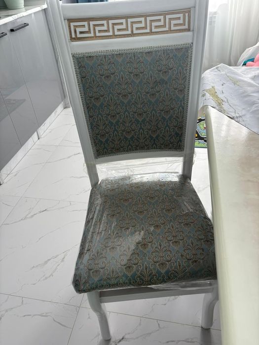 Продается кухонный стол и стуля