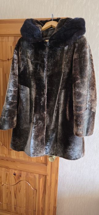 Продам шубу женскую.