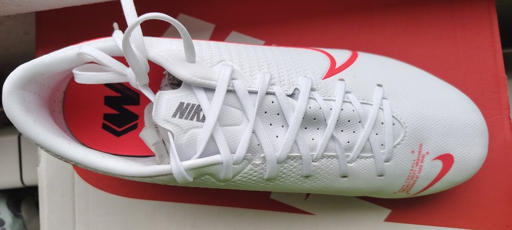 Ghete fotbal NIKE mercurial și phantom