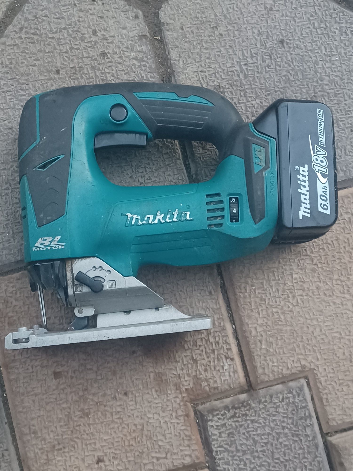 Ferăstrău pendular  Makita DJV 182