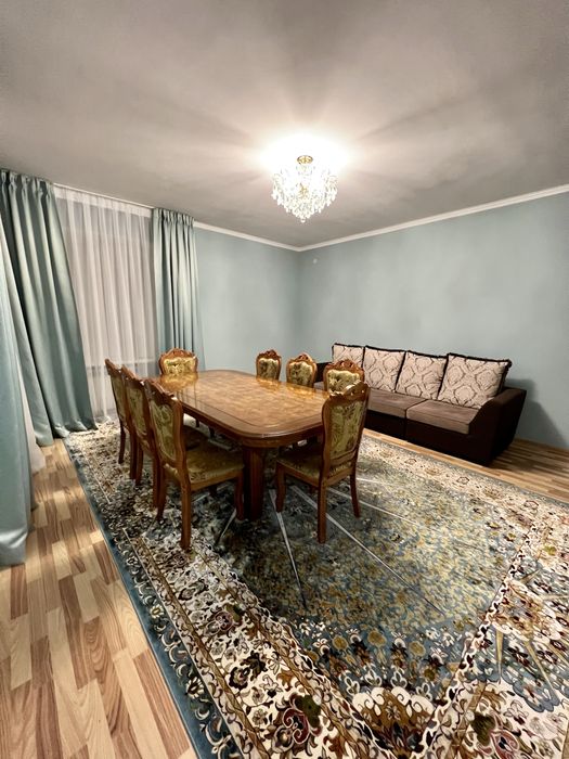 Стол для гостиной и кухни