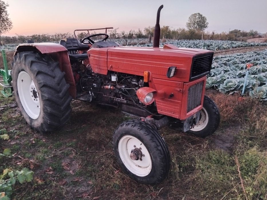Vând tractor universal 550
