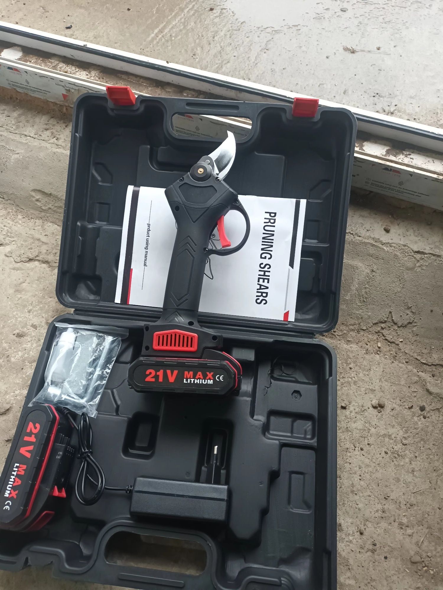 Foarfeca si fierastrau pe acumulator